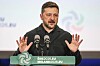 Volodymyr Zelenskyj taler bak et podium med to mikrofoner i Dublin Castle.