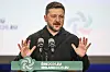 Volodymyr Zelenskyj taler bak et podium med to mikrofoner i Dublin Castle.