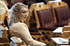 Statsråd Karianne Tung sitter i stortingssalen under en utenrikspolitisk redegjørelse.