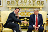 Donald Trump og Mark Rutte sitter i Det ovale kontor foran en gullfarget peis.