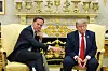 Donald Trump og Mark Rutte sitter i Det ovale kontor foran en gullfarget peis.