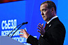 Dmitrij Medvedev gestikulerer ved en talerstol foran blå bakgrunn på United Russias kongress.