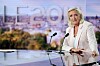 Marine Le Pen står ved et TV-bord foran et TF1-intervju etter ankedommen i Boulogne-Billancourt.