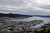 Panoramautsikt over Bergen sentrum, havnen og fjorden sett fra Fløyen.