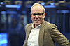 Kyrre M. Knudsen fra Sparebank 1 står foran en blå, uskarp bakgrunn og smiler mot kamera.