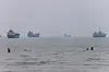 Flere fartøy på et stille hav utenfor stranden ved Bandar Abbas i Iran.