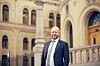 Jørund Rytman står foran Stortinget.