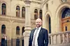 Jørund Rytman står foran Stortinget.