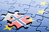 Puslespill med EU-flagg og en løs brikke med Norges flagg på blå bakgrunn.