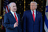 Benjamin Netanyahu snakker mens Donald Trump står ved siden av under et møte ved Mar-a-Lago.
