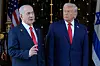 Benjamin Netanyahu snakker mens Donald Trump står ved siden av under et møte ved Mar-a-Lago.