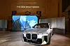 BMW 7-serie står utstilt foran en stor skjerm under en presentasjon i Vanderbilt Hall.