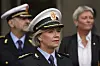 Ida Melbo Øystese i politiuniform står foran et møte på politihuset i Oslo.