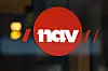 Rød NAV-logo på glassfasade ved arbeidslivssenteret i Oslo.