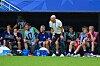 Ståle Solbakken sitter på benken sammen med støtteapparatet under Norge mot England i Miami.