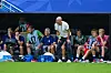 Ståle Solbakken sitter på benken sammen med støtteapparatet under Norge mot England i Miami.