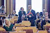 Statsminister Jonas Gahr Støre står i Stortinget mens representanter sitter ved pultene.