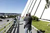 Turister står ved utsiktspunktet ved Ishavskatedralen i Tromsdalen med utsikt mot Tromsø.