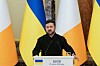 Volodymyr Zelenskyj taler ved en talerstol foran ukrainske og irske flagg i Kyiv.