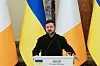 Volodymyr Zelenskyj taler ved en talerstol foran ukrainske og irske flagg i Kyiv.