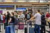 Reisende med bagasje i avgangshallen på Oslo lufthavn Gardermoen.