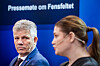 To ministre under et pressemøte om Fensfeltet, med presseplakat i bakgrunnen.