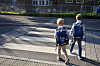 To skolebarn går sammen over et gangfelt på vei til skolen i Oslo.