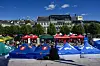 Fargerike telt og stands med besøkende under åpningen av Arendalsuka i Arendal