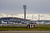 Flytårn, terminalbygninger og flere fly på Oslo lufthavn på Gardermoen.