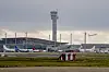 Flytårn, terminalbygninger og flere fly på Oslo lufthavn på Gardermoen.