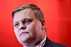 Nærbilde av Gaute Børstad Skjervø foran en rød bakgrunn under Arbeiderpartiets valgvake.