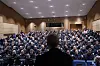Jonas Gahr Støre sett bakfra foran en fullsatt sal under en forelesning ved Politihøgskolen i Oslo.