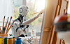 Humanoid robot holder en pensel mot et lerret i et lyst kunststudio.