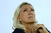 Nærbilde av Marine Le Pen med blondt hår under en debatt i Paris.
