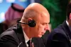 Anton Siluanov i mørk dress lytter med headset under et G20-møte i Asheville.