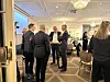 Rune Bjerke og Helge Lund i samtale i en pause under NHH og Styreinstituttets konferanse om styrearbeid. I konferansesal med runde bord med hvite duker. Lysekroner i taket. Andre mennesker rundt.