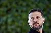 Nærbilde av Volodymyr Zelensky foran en grønn, uskarp bakgrunn i Kyiv.
