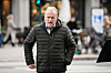 Raymond Johansen går gjennom Oslo sentrum iført svart jakke på vei til en gravferdsseremoni.
