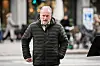 Raymond Johansen går gjennom Oslo sentrum iført svart jakke på vei til en gravferdsseremoni.