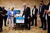 Benjamin Netanyahu og Sara Netanyahu ved en blå valgurne i Jerusalem, omgitt av valgfunksjonærer og sikkerhetspersonell.