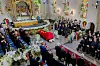 Flaggdrapert kiste omgitt av blomster og sørgende gjester i Oslo domkirke.