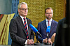 Hans Andreas Limi og Nikolai Astrup står ved mikrofoner i Stortingets vandrehall.