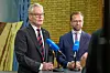 Hans Andreas Limi og Nikolai Astrup står ved mikrofoner i Stortingets vandrehall.