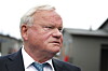 Portrett av skipsreder John Fredriksen i dress utenfor et arrangement i Oslo.