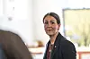 Tonje Brenna står innendørs under 22. juli-markeringen i Oslo domkirke.