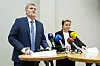 Espen Hanken og Kathrine Tonstad står bak et bord med mikrofoner under en pressekonferanse.