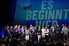 AfD-ledere og partimedlemmer står på en scene foran teksten «Es beginnt hier».