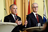 Mark Carney og Jonas Gahr Støre står ved talerstoler foran norske og canadiske flagg.