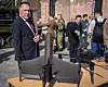Tore O. Sandvik står ved en Falk-angrepsdrone på et bord utenfor Akershus festning.