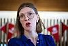 Marie Sneve Martinussen taler foran røde Rødt-flagg i Oslo.